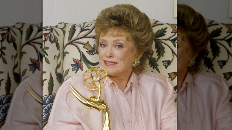 Rue McClanahan holding an Emmy for her role on The Golden Girls