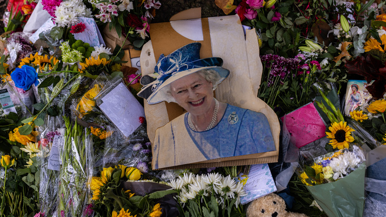 Flowers laid in tribute of Queen Elizabeth II