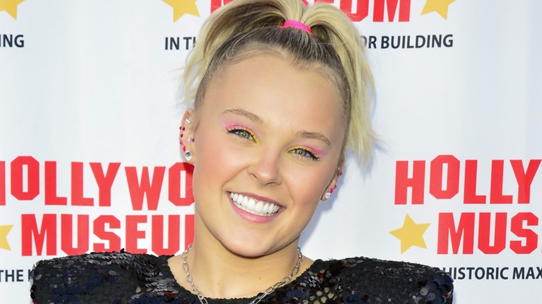 JoJo Siwa on a Hollywood Museum step and repeat