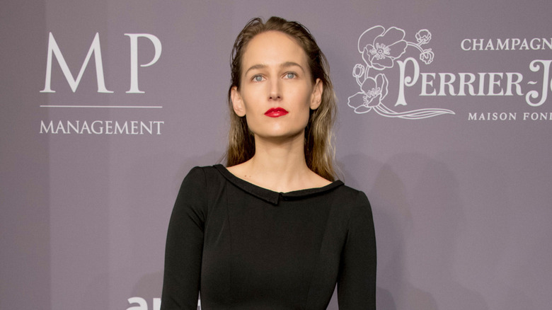 Leelee Sobieski posing , looking up