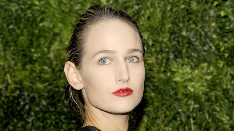 Leelee Sobieski posing, looking away from the camera