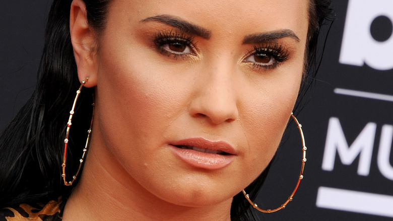 Demi Lovato poses red carpet