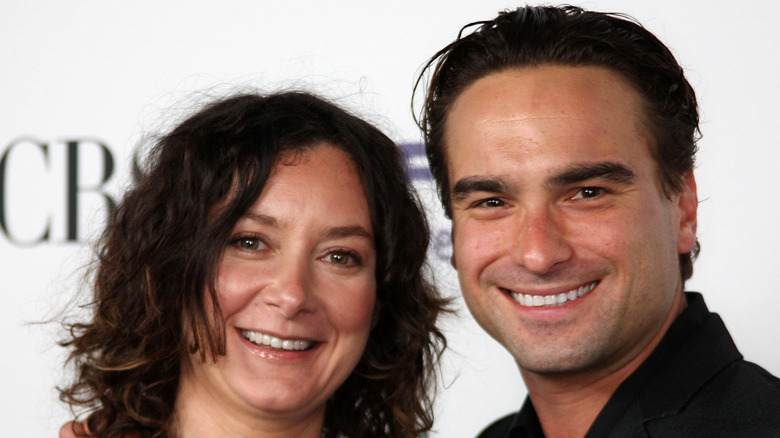 Sara Gilbert and Johnny Galecki posing together