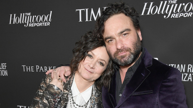 Sara Gilbert leaning her head on Johnny Galecki's shoulder