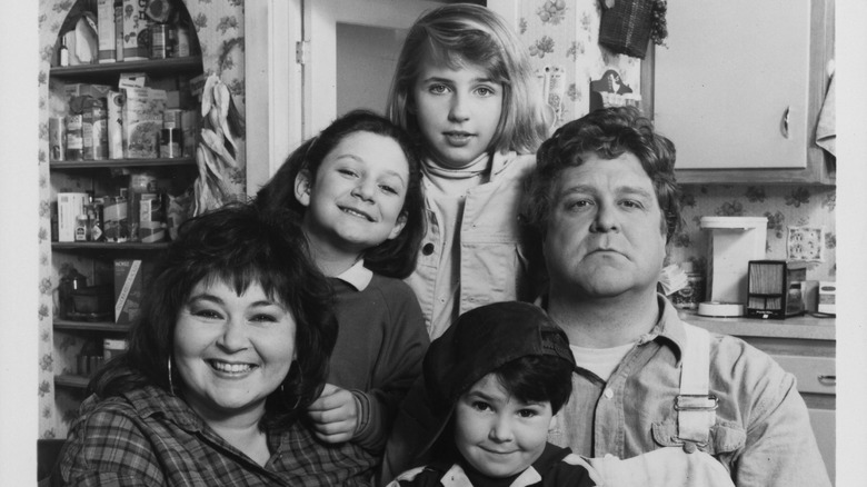Black and white photo of the cast of Roseanne