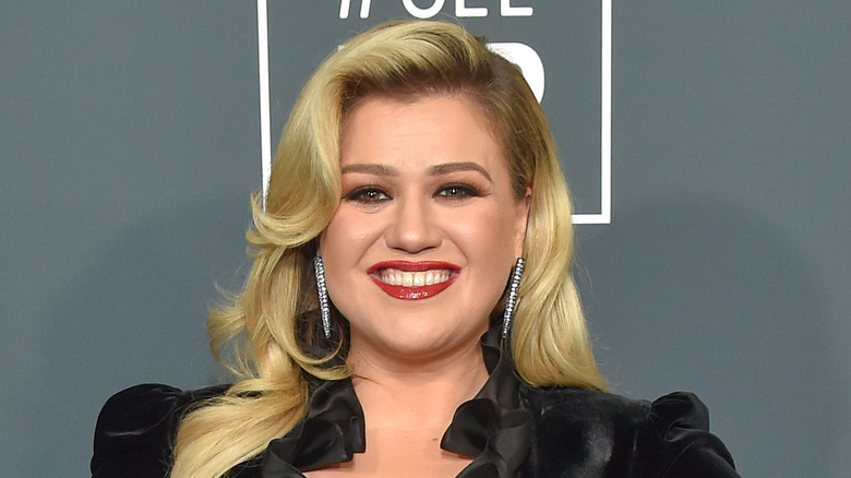 Kelly Clarkson poses on the red carpet