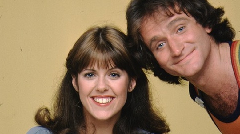 Pam Dawber and Robin Williams posing as Mindy and Mork in 1978