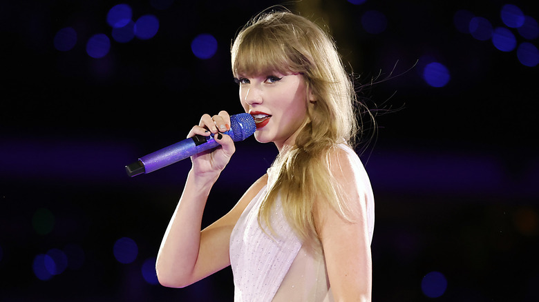 Taylor Swift performing