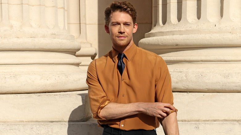 Joe Alwyn rolling up his sleeves