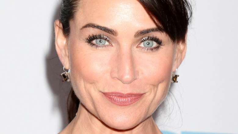Rena Sofer poses on the red carpet.