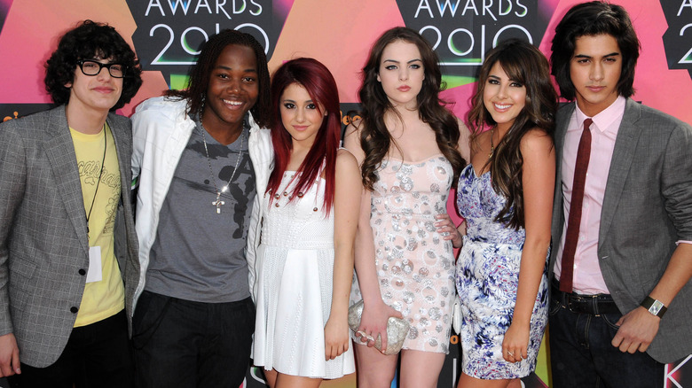 The cast of Victorious posing together