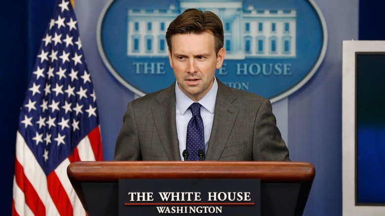Josh Earnest talking at the podium in the White House briefing room