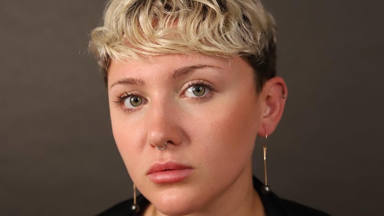 short haircut 2023, woman with short hair