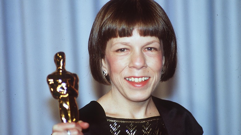 Linda Hunt holding her Oscar 