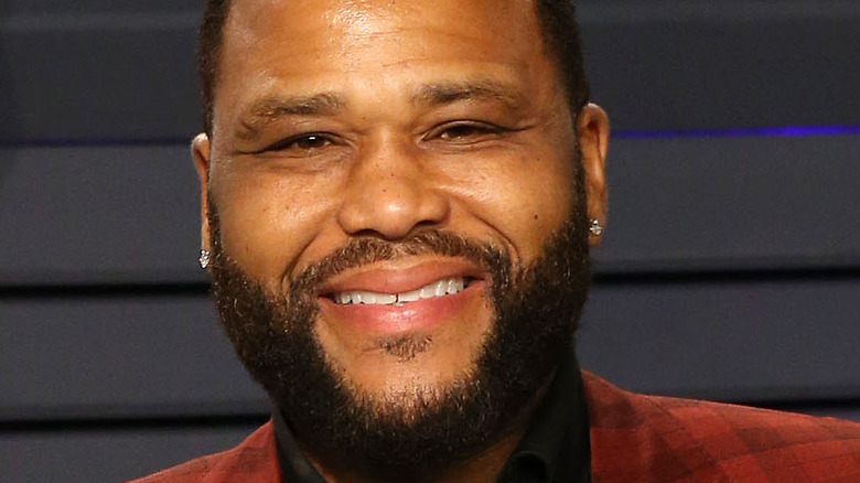 Anthony Anderson poses on the red carpet