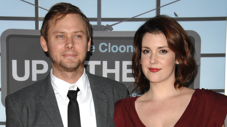 Melanie Lynskey and Jimmi Simpson posing together