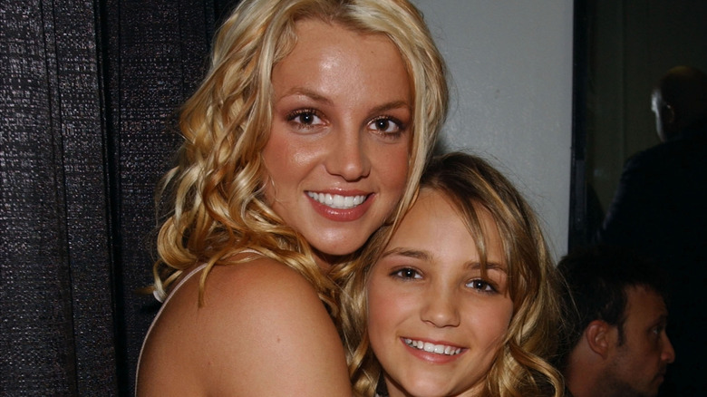 Britney Spears and Jamie Lynn Spears hugging when younger 