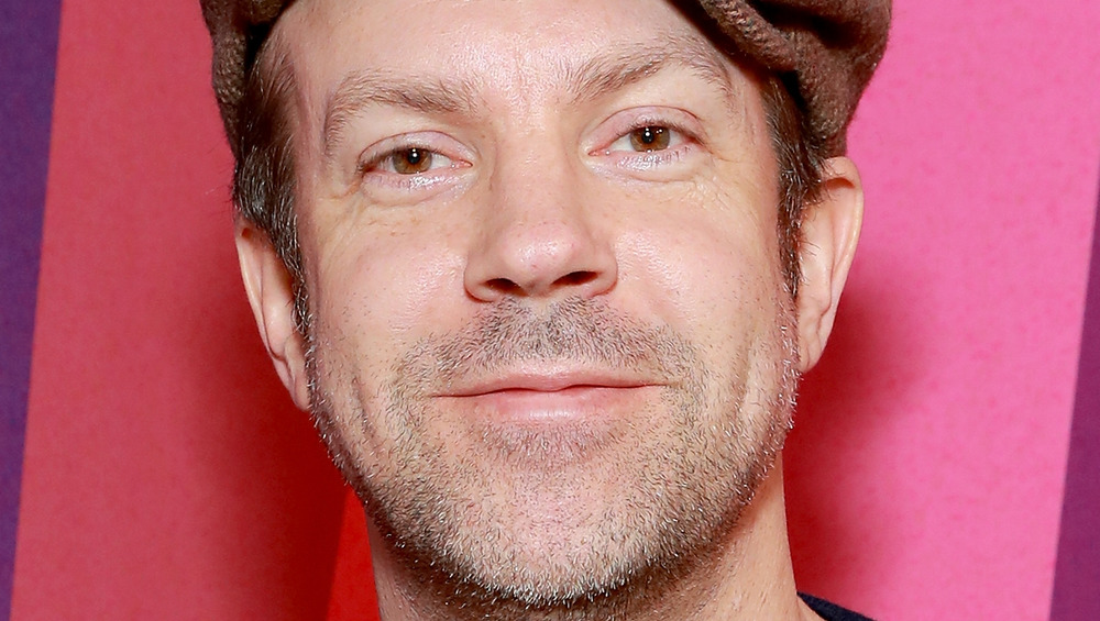 Close up of actor Jason Sudeikis wearing a hat 