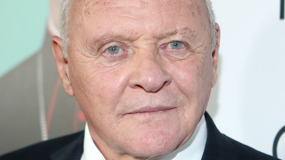 Anthony Hopkins poses on the red carpet