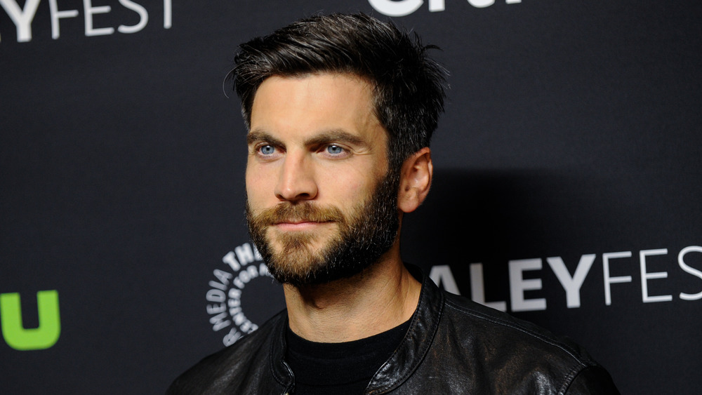 Wes Bentley posing on red carpet