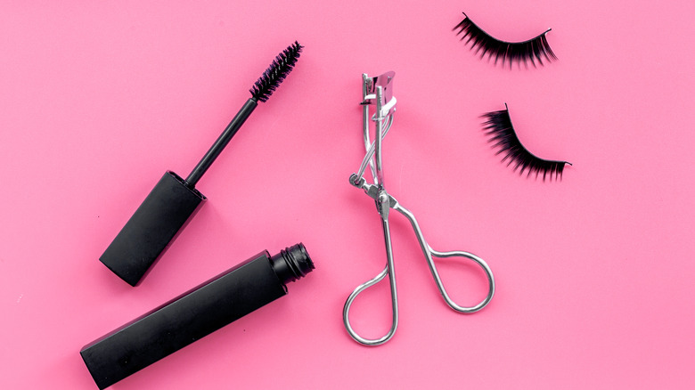 Mascara with an eyelash curler