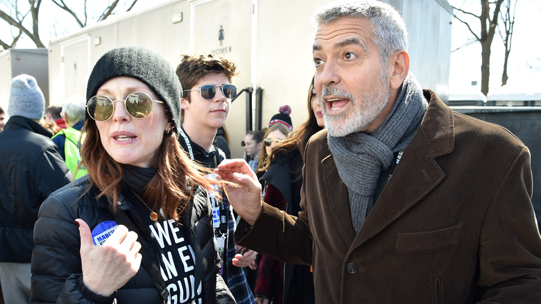 Julianne Moore, George Clooney marching