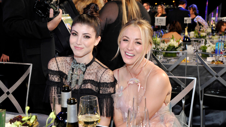 Briana Cuoco (left) and Kaley Cuoco (right) at the 2017 Screen Actors Guild Awards