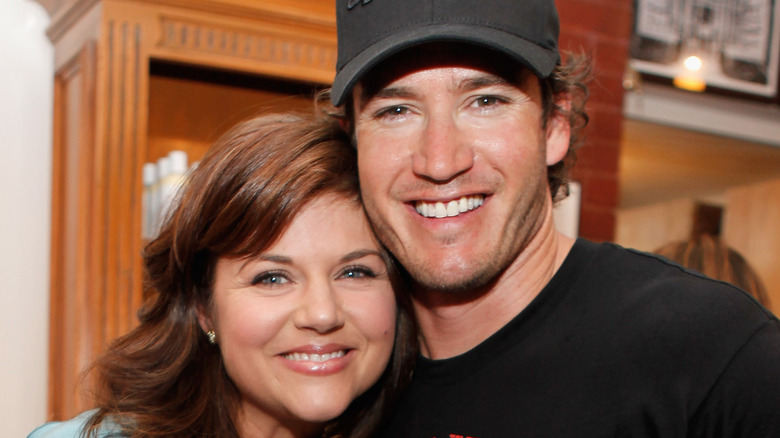 Tiffani Thiessen, Mark-Paul Gosselaar smiling