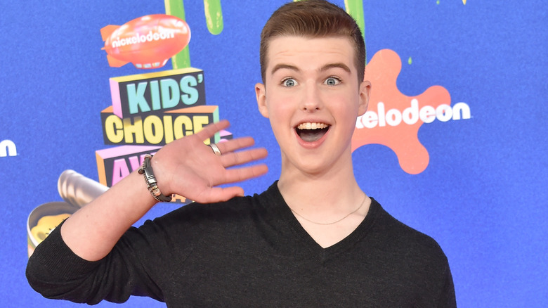 Iain Armitage waving with a surprised look on his face at the Nickelodeon Kids' Choice Awards