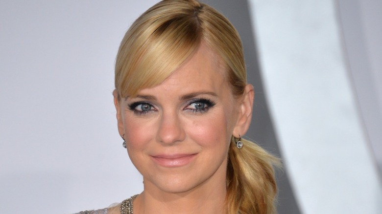 Anna Faris posing at the premiere of Passengers