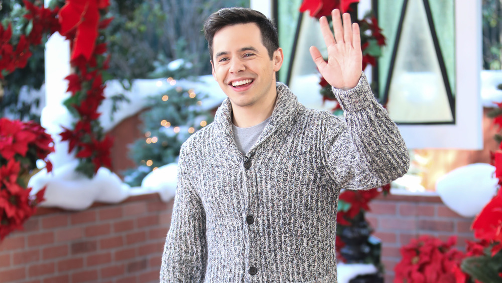 David Archuleta waving