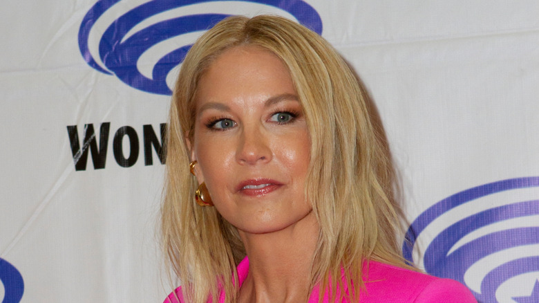 Jenna Elfman wearing a pink jacket at the 2023 WonderCon