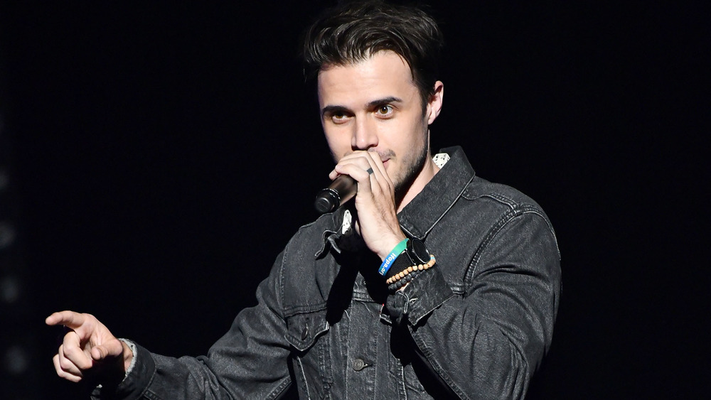 Kris Allen performing