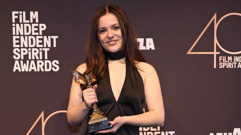 Maisy Stella posing with her best newcomer award at the 40th annual Film Independent Spirit Awards in February 2025