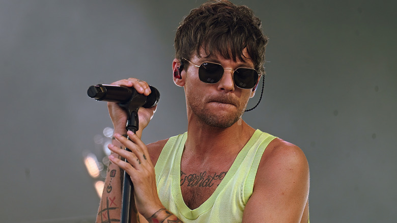 Louis Tomlinson performing