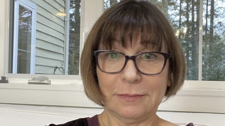 Selfie of Dinah Manoff in front of a glass window