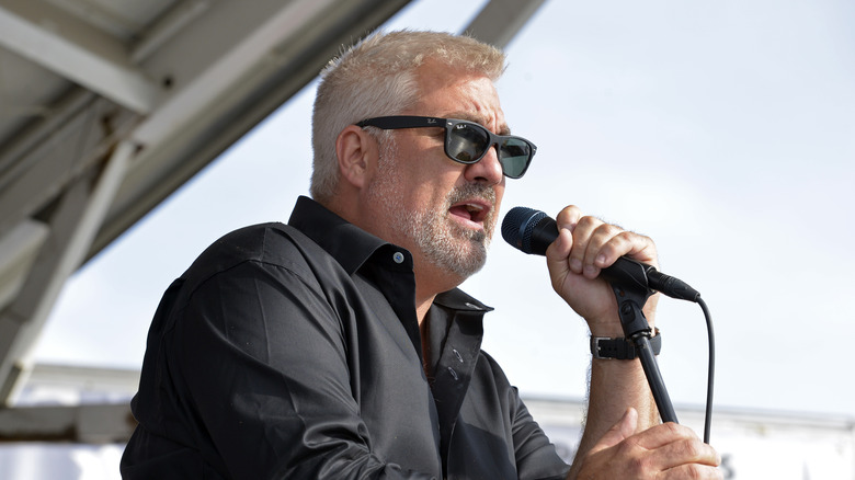 Taylor Hicks singing into microphone