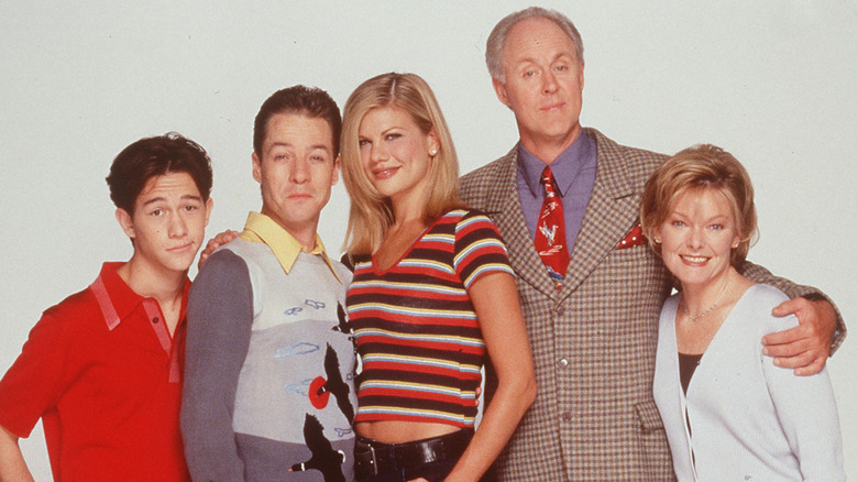The cast of 3rd Rock from the Sun posing for a group portrait