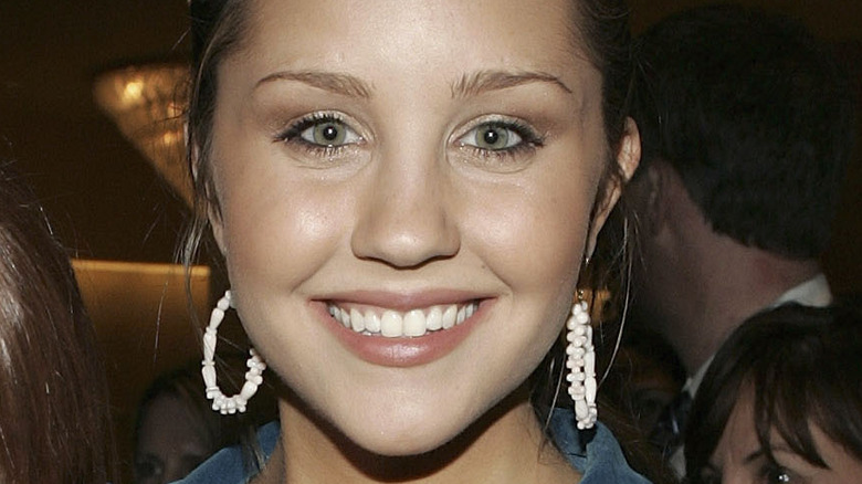 young Amanda Bynes smiling