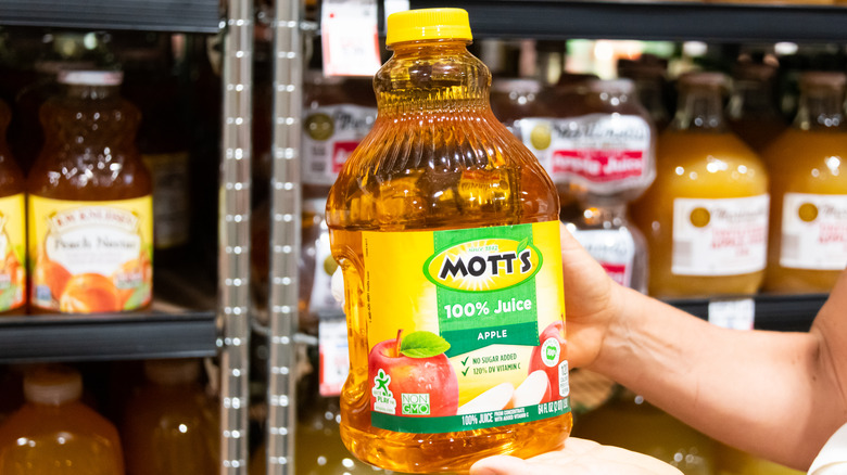 Mott's apple juice at grocery store