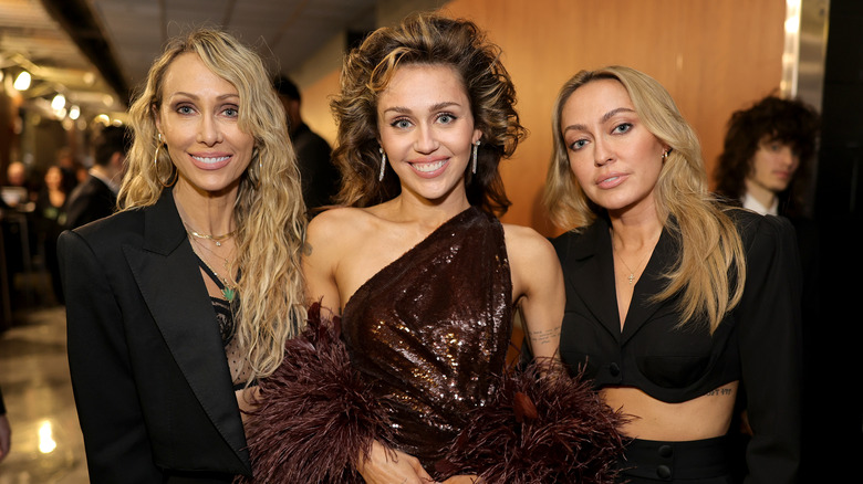 Miley Cyrus posing with mom Trish and sister Brandi