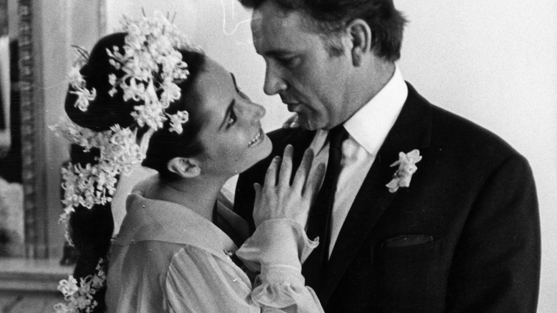 Elizabeth Taylor and Richard Burton embracing 