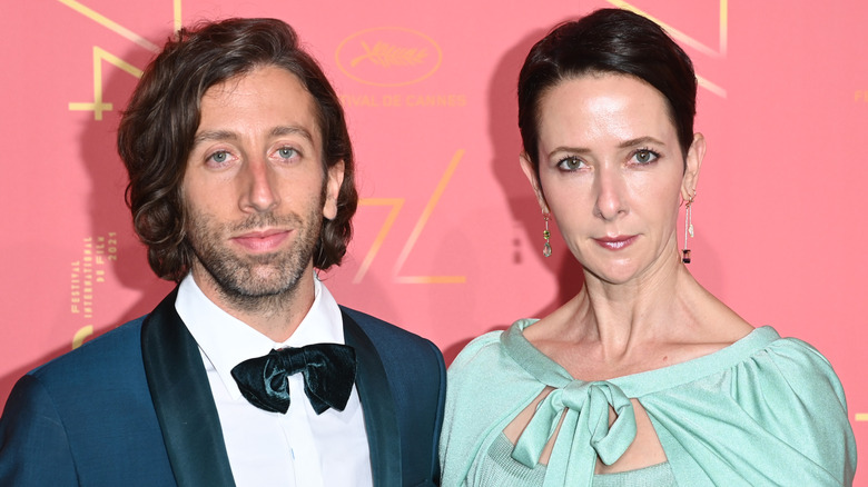 Simon Helberg and his wife on the red carpet
