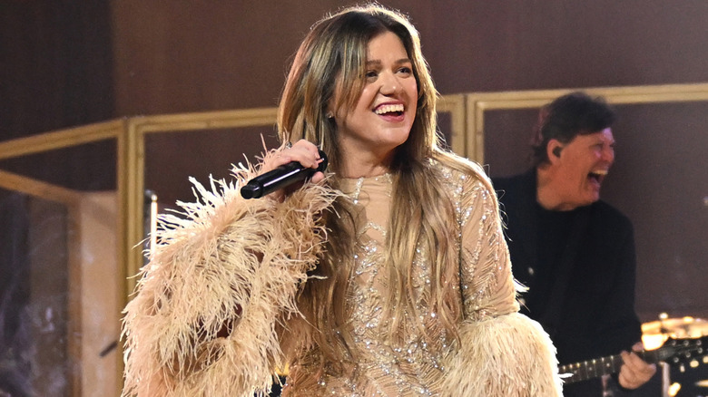 Kelly Clarkson holding microphone