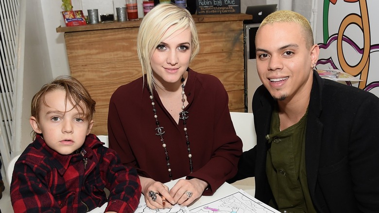 Bronx Mowgli Wentz, Ashlee Simpson-Ross, and Evan Ross coloring together