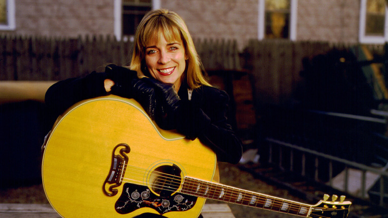 Carlene Carter and her guitar in 1990