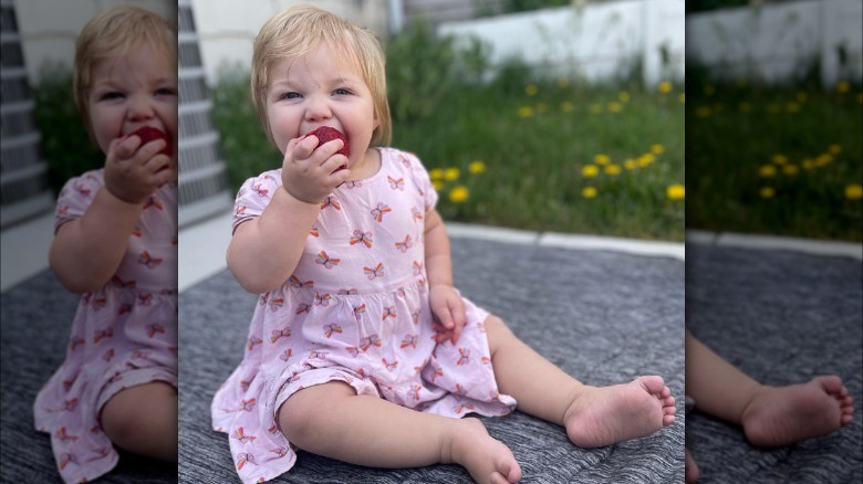 Avalon Padron eating apple