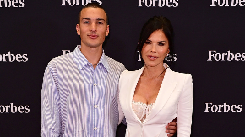 Nikko Gonzalez arm around Lauren Sánchez