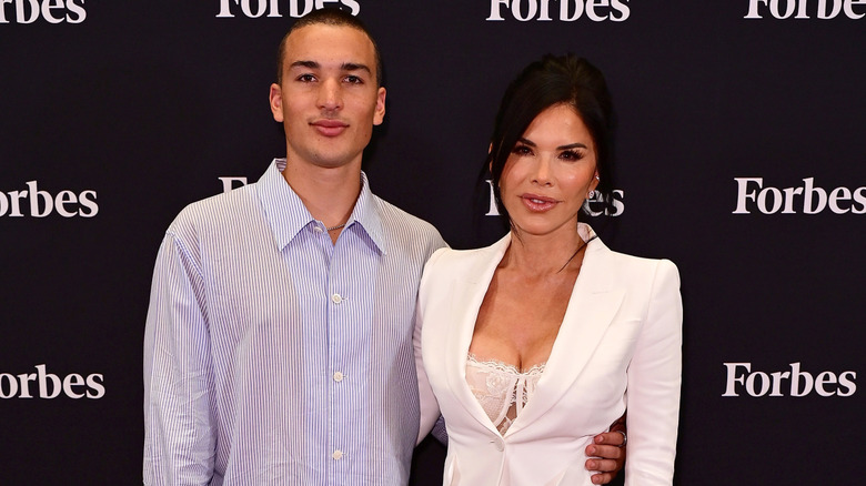 Nikko Gonzalez arm around Lauren Sánchez