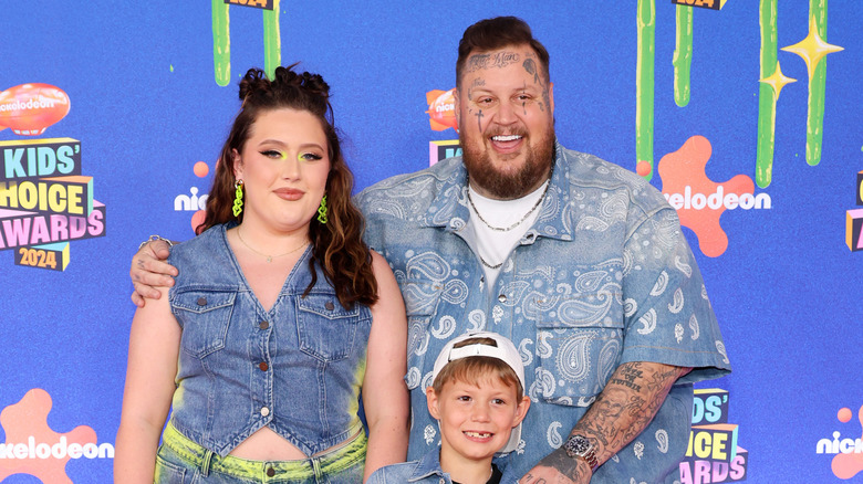 Jelly Roll with his kids, Bailee Ann and Noah, at the 2024 Kids' Choice Awards